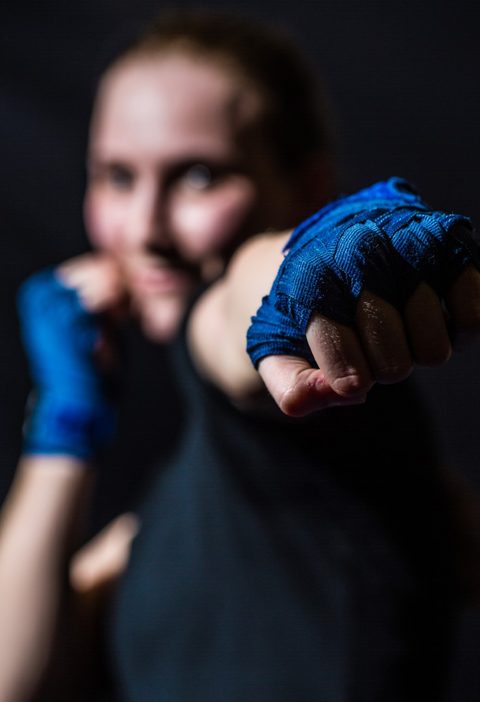 Eventfotografie – Boxerin mit blauen Bandagen